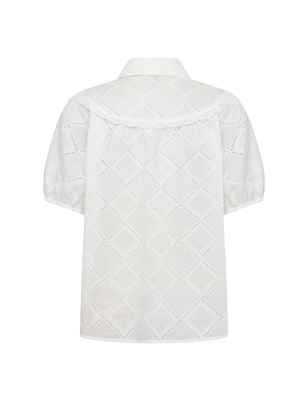 Baksiden av hvit brodert skjorte med diamantmønster, korte puffede ermer og klassisk krage