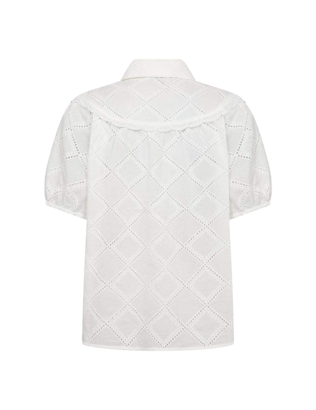 Baksiden av hvit brodert skjorte med diamantmønster, korte puffede ermer og klassisk krage