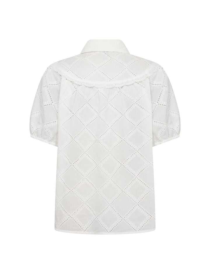 Baksiden av hvit brodert skjorte med diamantmønster, korte puffede ermer og klassisk krage
