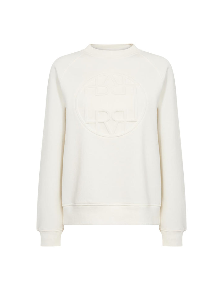 Hvit sweatshirt med preglet logo på brystet, frontsett på hvit bakgrunn