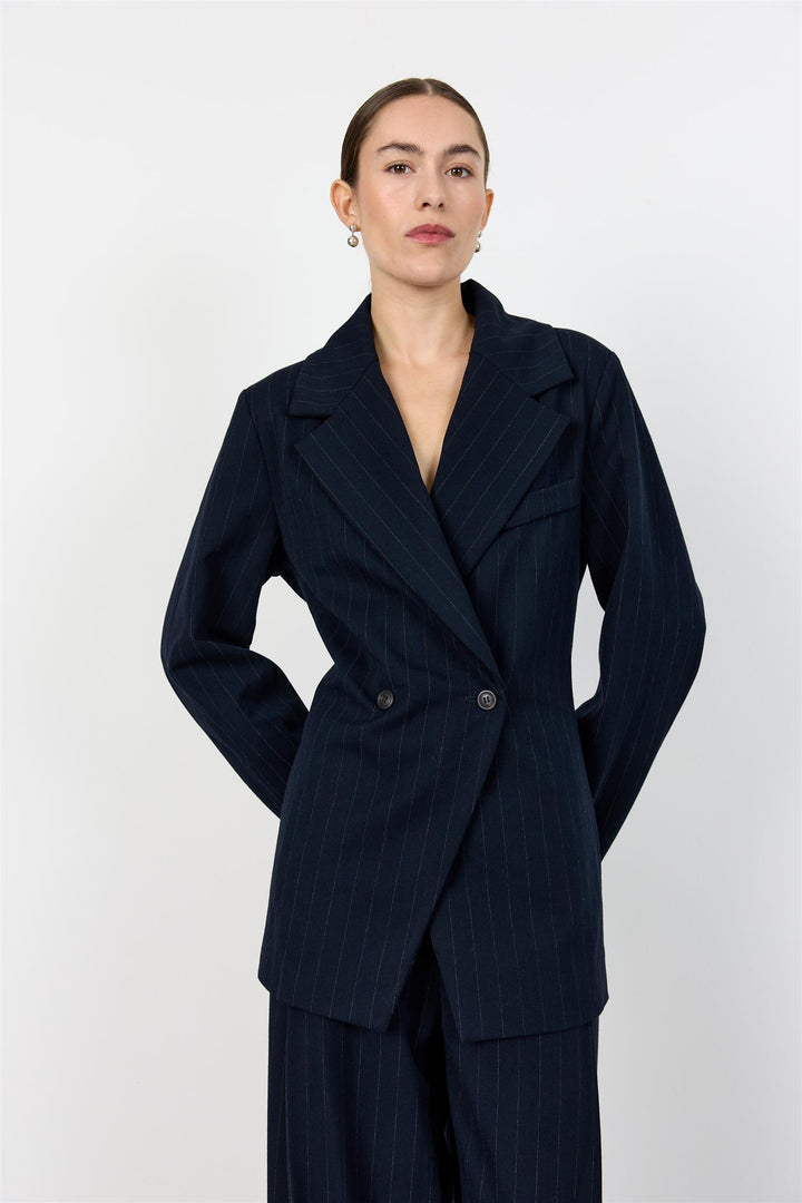 Levetè Room marineblå jakke blazer - på modell