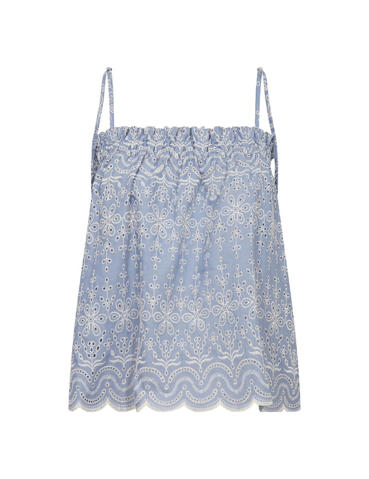 Lyseblå brodert sling med spagettistropper og bølgekant, frontsett hengende på hvit bakgrunn