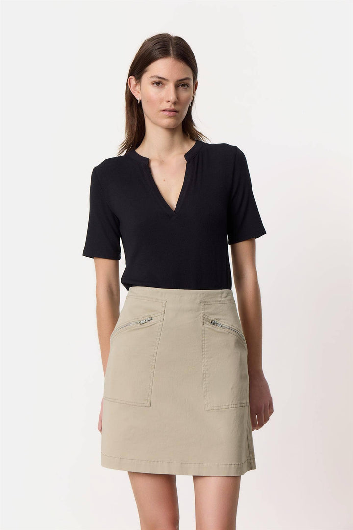 Levetè Room Levete Room svart t-shirt og beige skjørt - på modell
