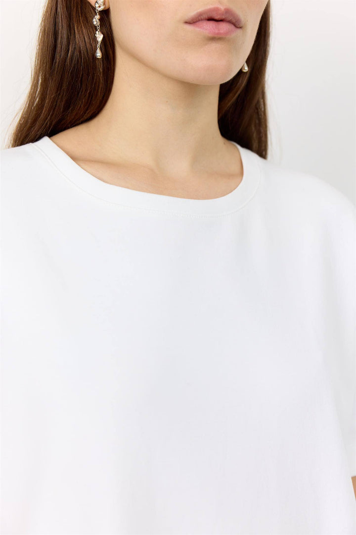 Levetè Room hvit overdel t-shirt - på modell