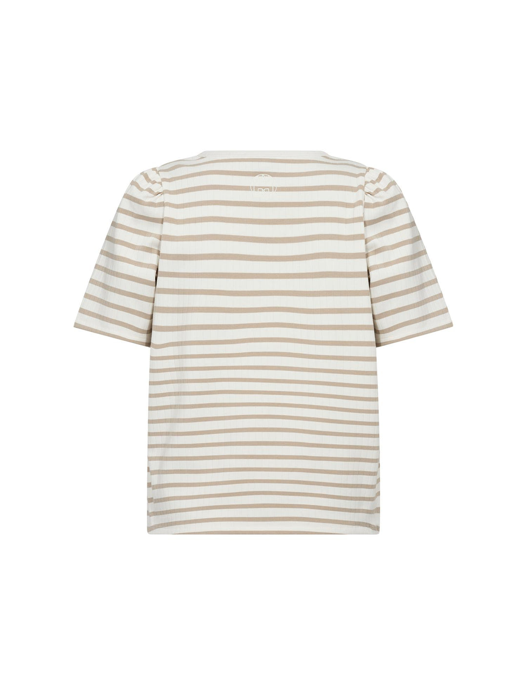 Bakside av stripet t-skjorte i beige og hvit, flat lay på hvit bakgrunn