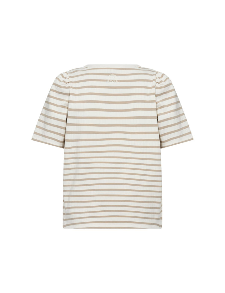 Bakside av stripet t-skjorte i beige og hvit, flat lay på hvit bakgrunn