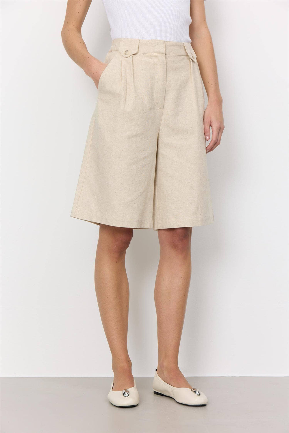 Levetè Room Levete Room beige shorts - på modell