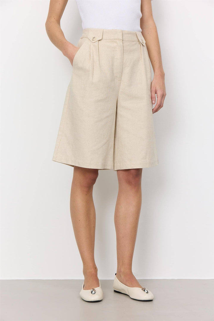 Levetè Room Levete Room beige shorts - på modell