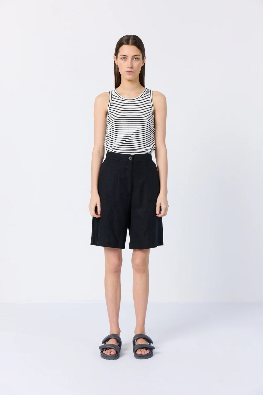 Levetè Room svart shorts - på modell