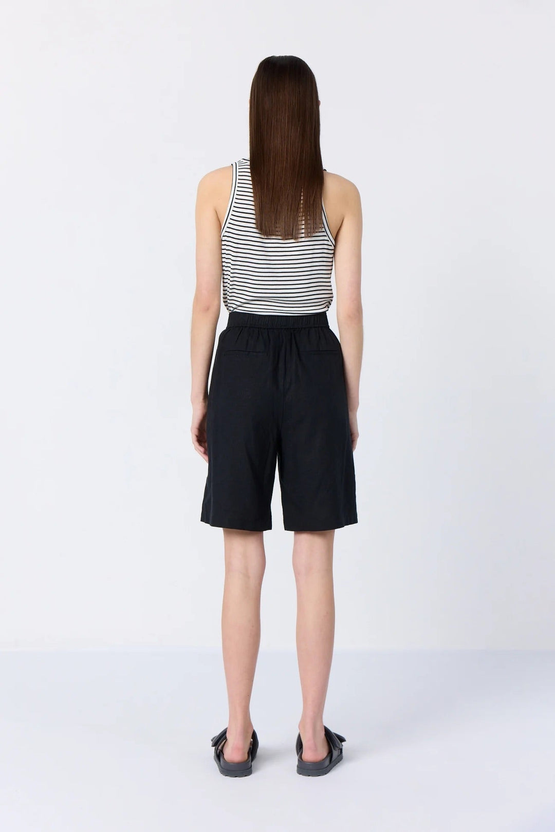 Levetè Room svart shorts - bakfra 1