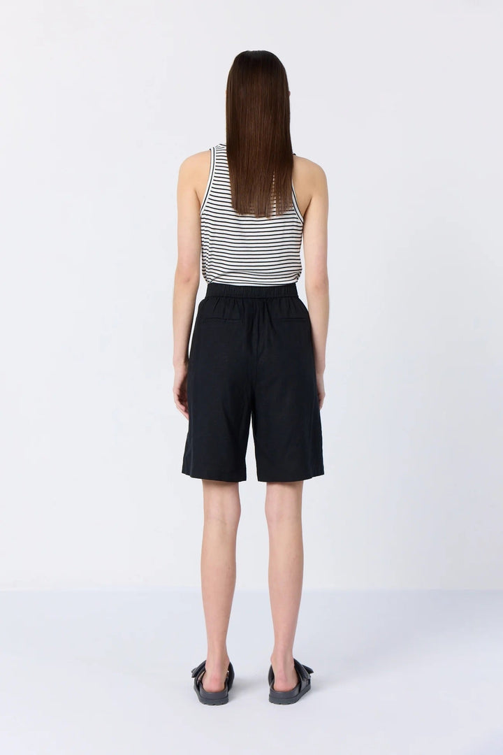 Levetè Room svart shorts - bakfra 1