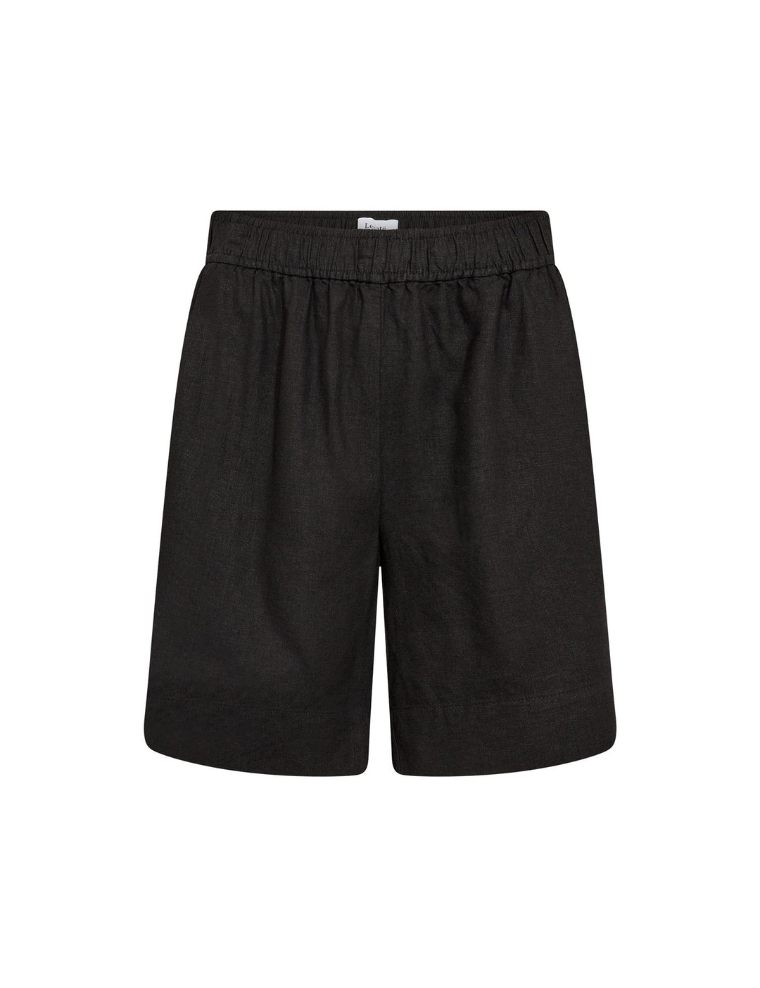 Svarte shorts med elastisk linning og hvit merkelapp, frontsett på hvit bakgrunn
