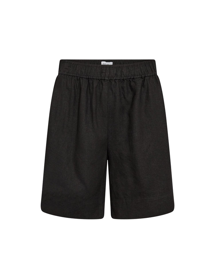 Svarte shorts med elastisk linning og hvit merkelapp, frontsett på hvit bakgrunn
