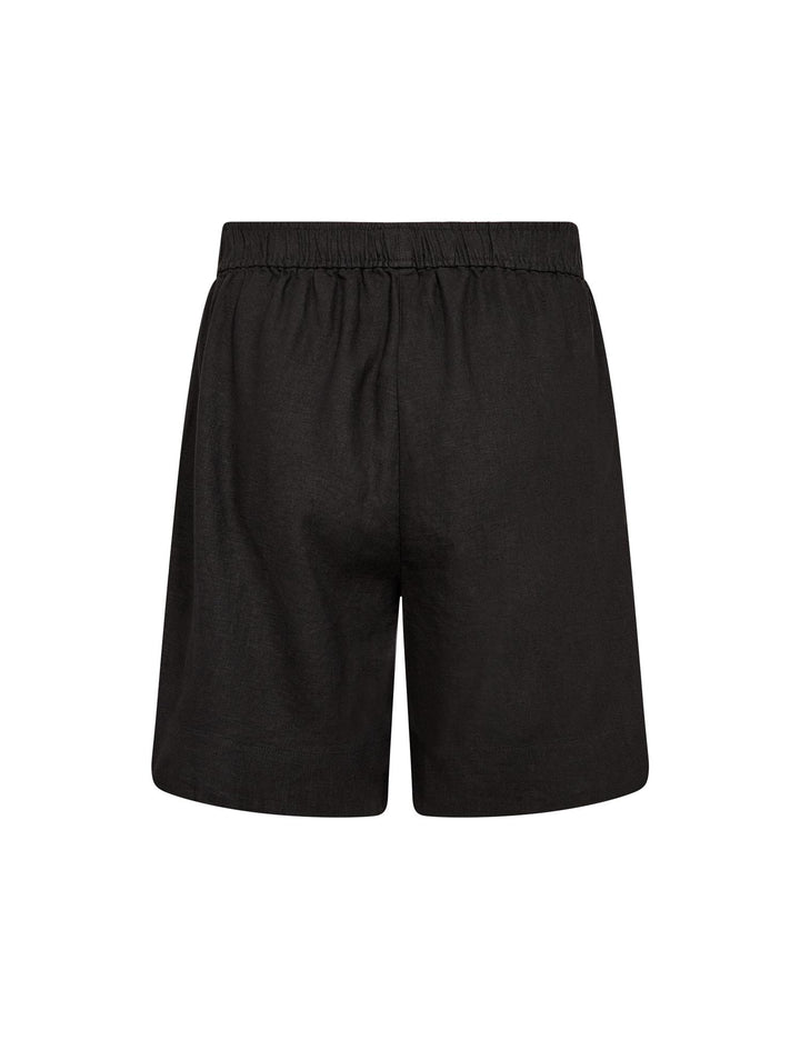 Bakside av svarte shorts med bred elastisk linning og hvit merkelapp, flat lay