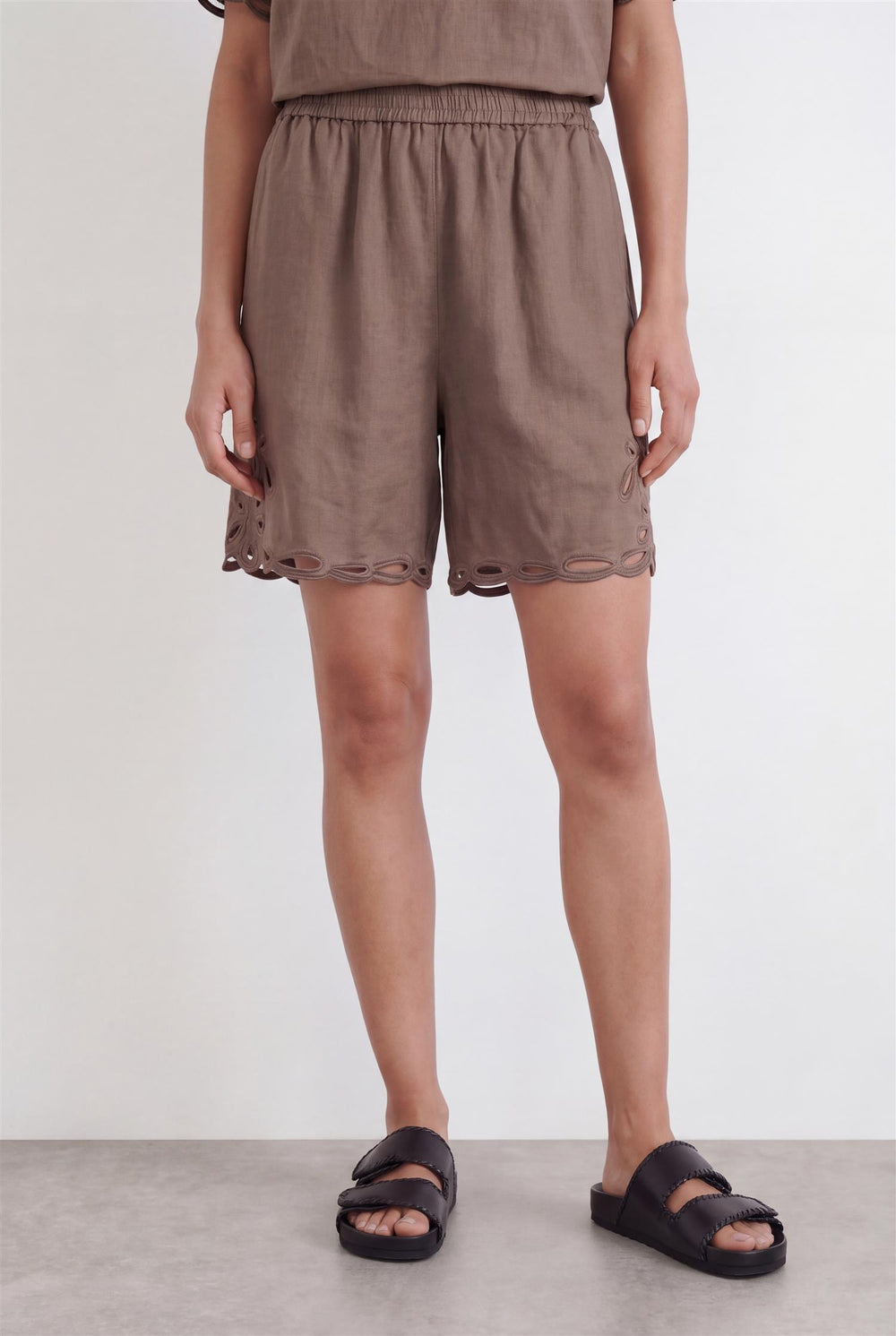 Levetè Room brun shorts - på modell forfra
