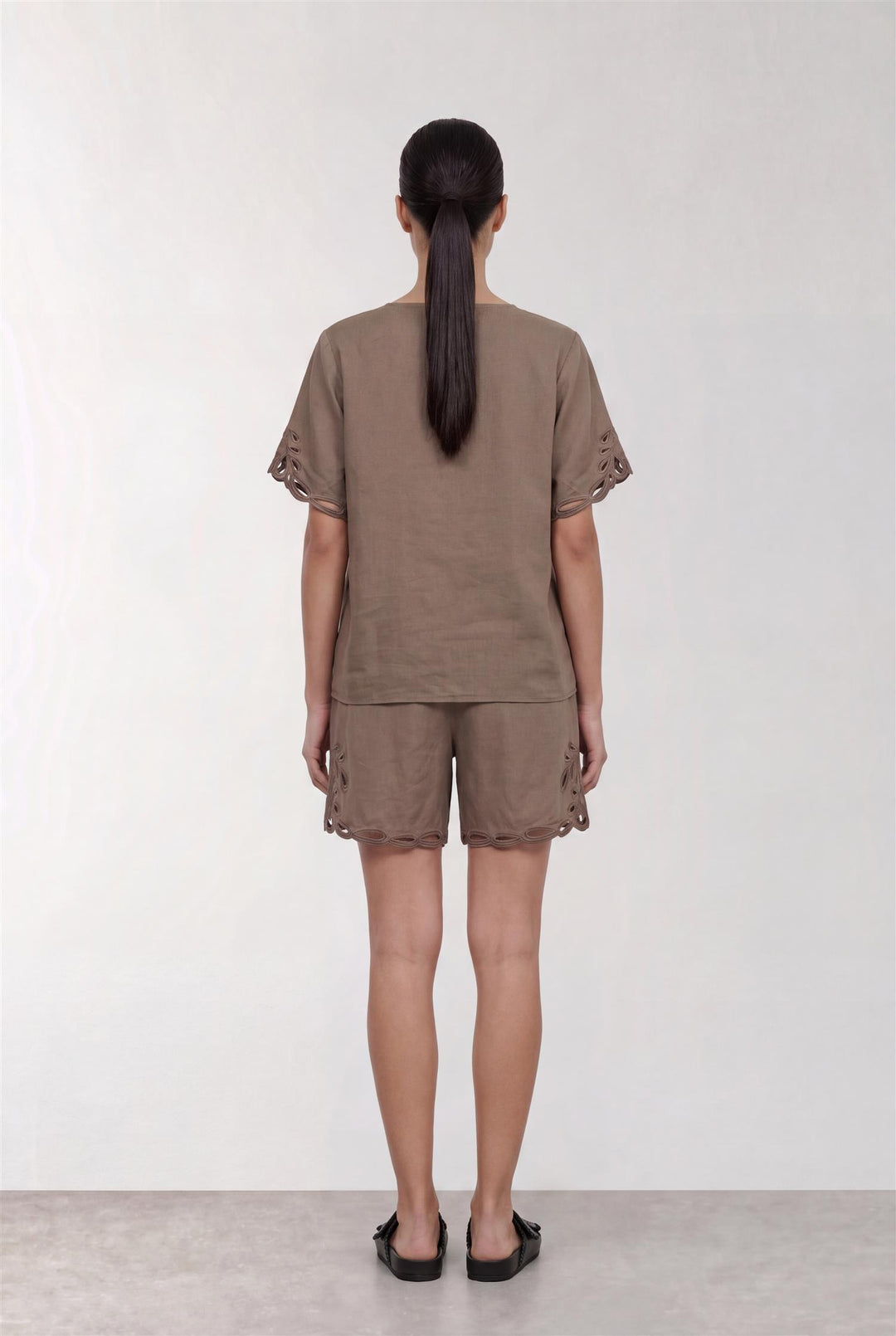 Levetè Room brun shorts - på modell bakfra
