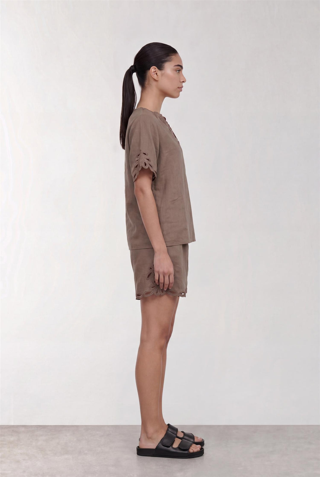 Levetè Room brun shorts - på modell fra siden