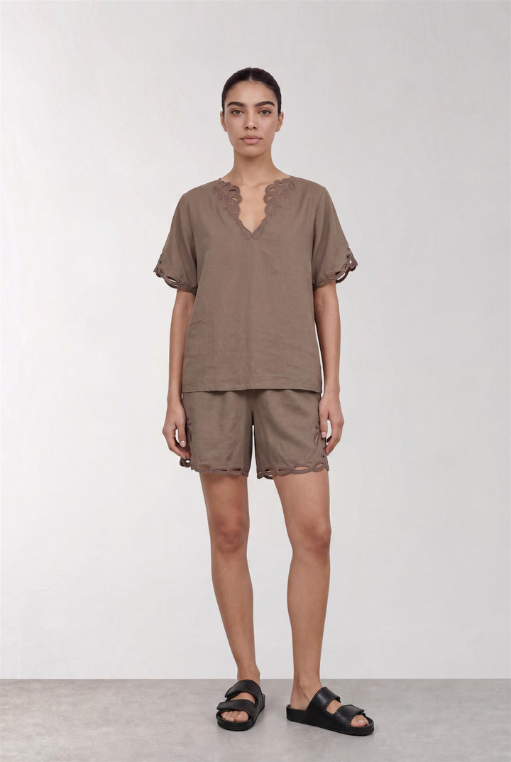 Levetè Room brun shorts - på modell forfra