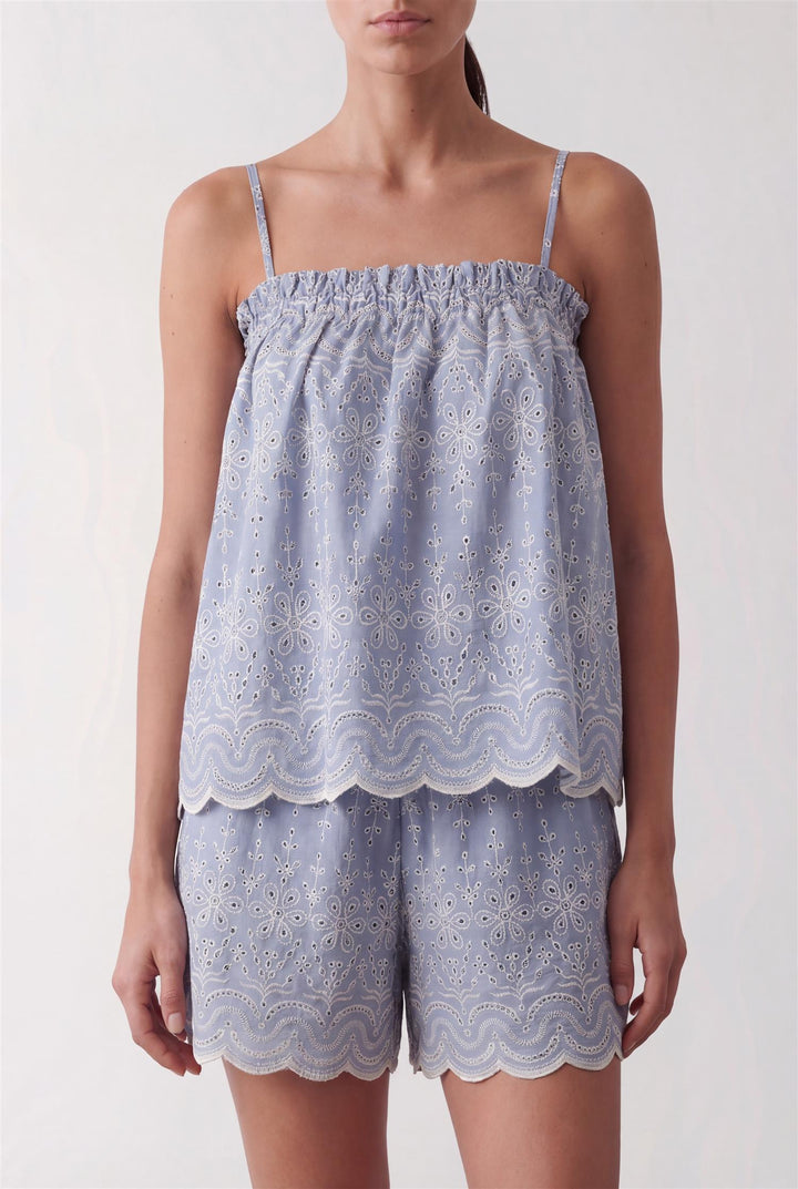 Lyseblå brodert topp og shorts med bølgekant, frontsett på modell i helfigur