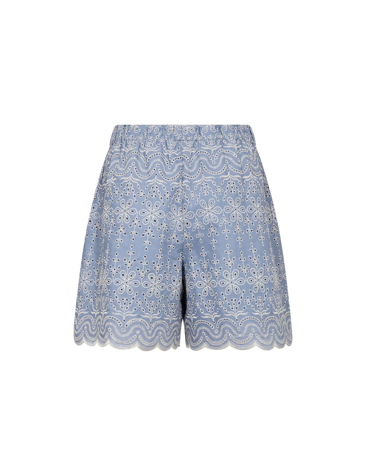 Lyseblå shorts med hvit brodert mønster og bølgekant, bakside med elastisk linning