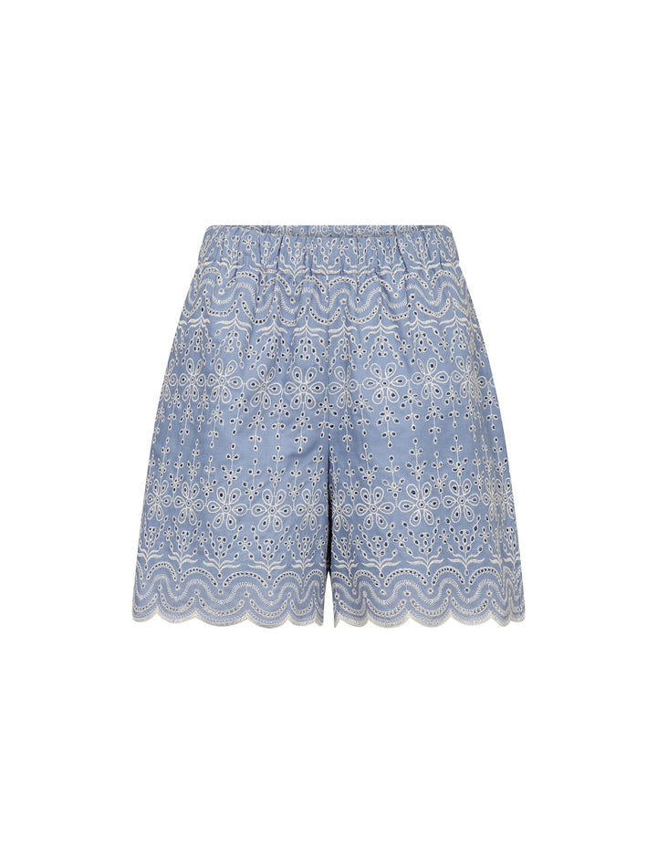 Lyseblå shorts med hvit brodert blomstermønster og bølgekant, frontsett på hvit bakgrunn
