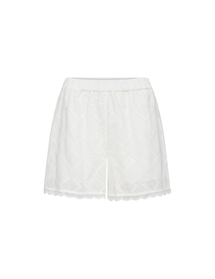 Hvite broderte shorts med geometrisk mønster og bølgekant, frontsett på hvit bakgrunn
