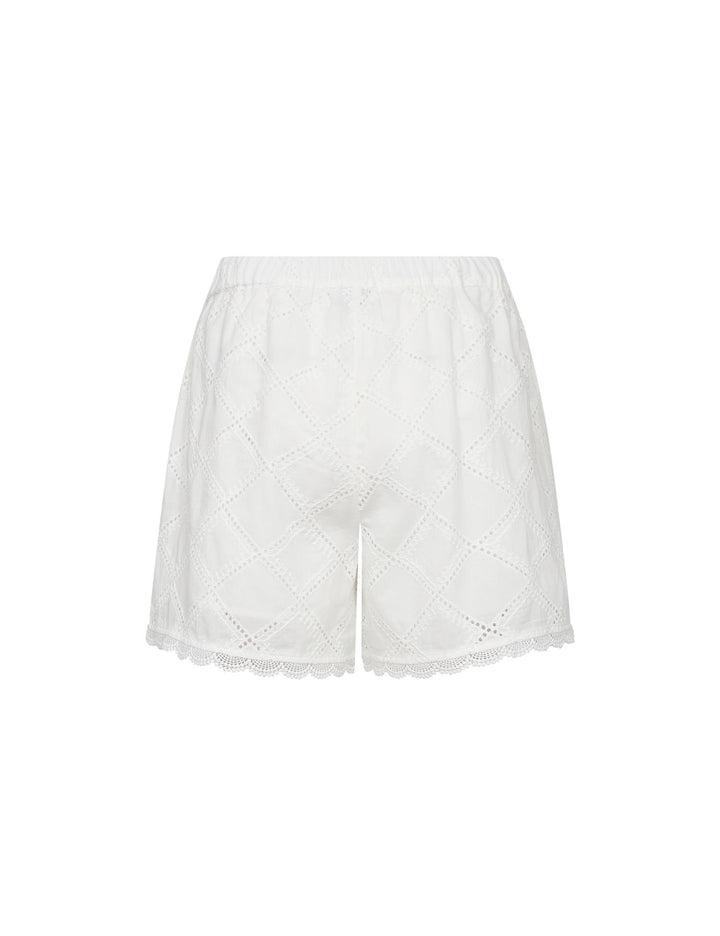 Hvite shorts med brodert geometrisk mønster og bølgekant, frontsett på hvit bakgrunn