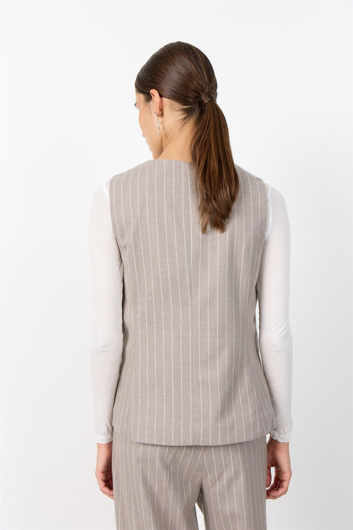Levetè Room beige vest - på modell bakfra