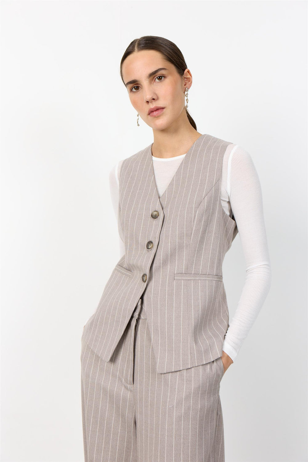 Levetè Room beige vest - på modell forfra