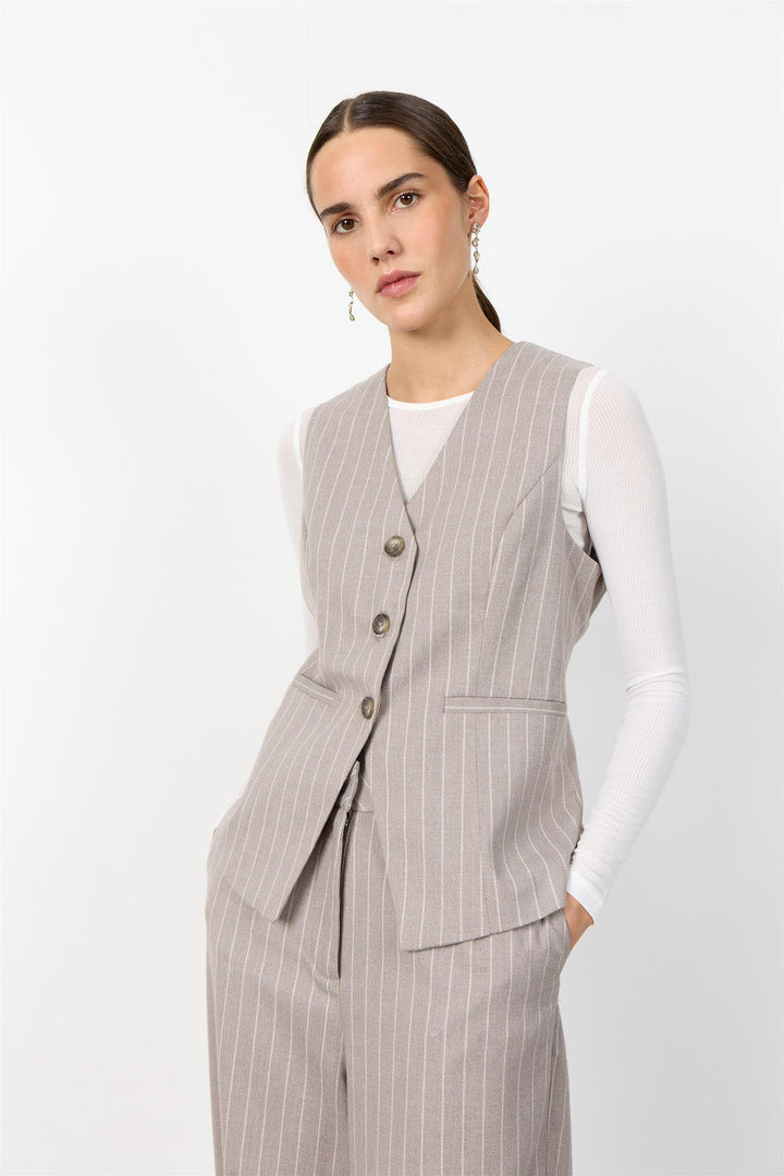 Levetè Room beige vest - på modell forfra