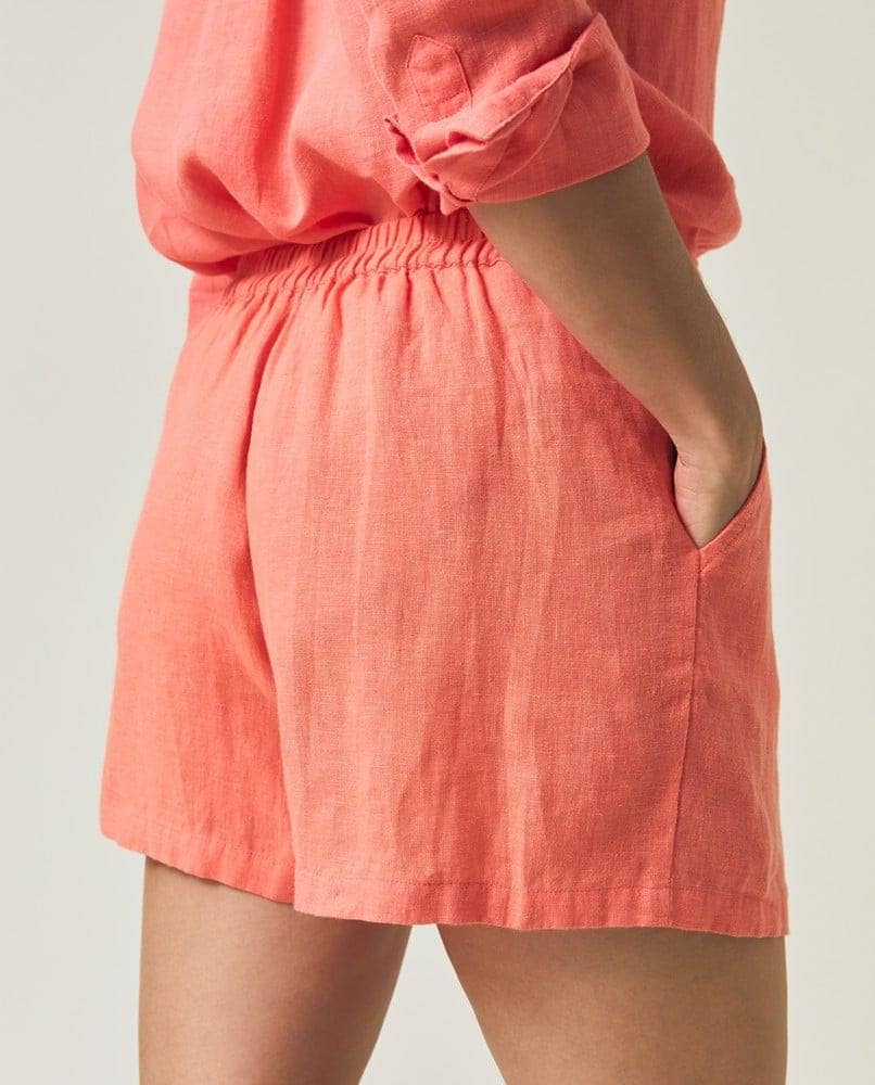 LEXINGTON korall shorts - på modell 2