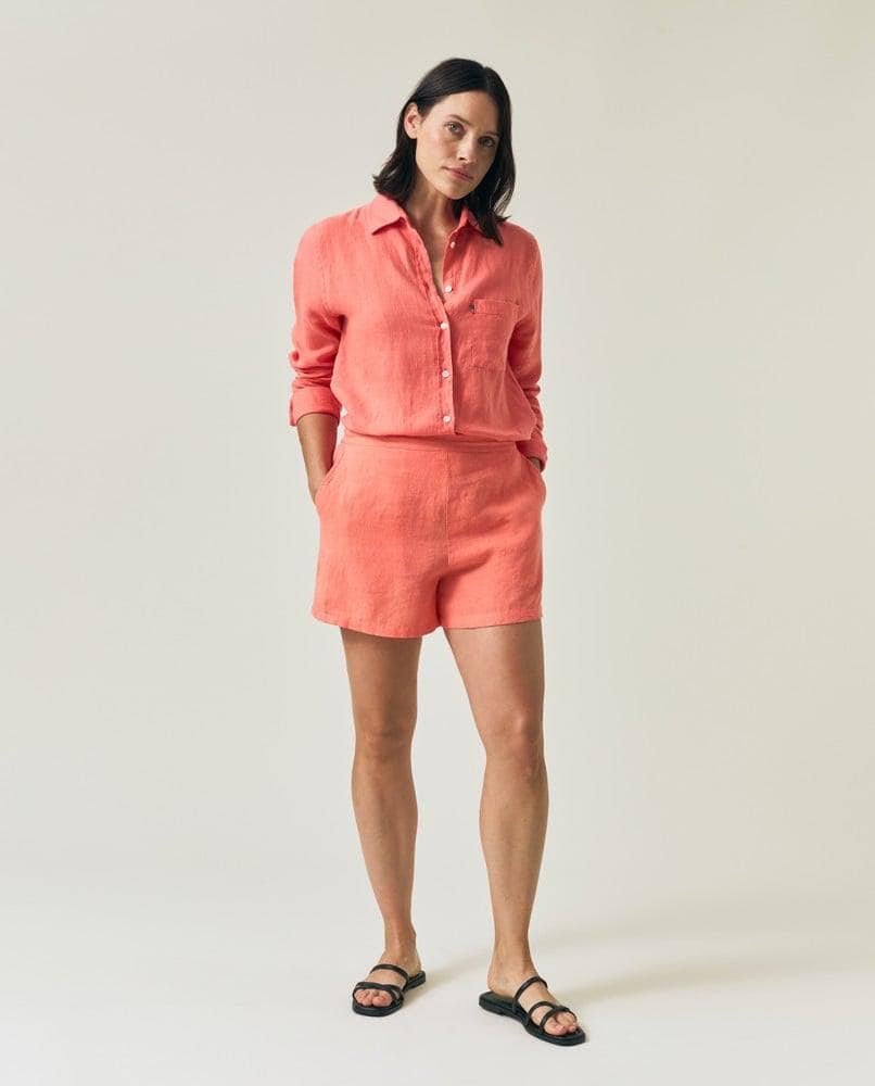 LEXINGTON korall shorts - på modell 1