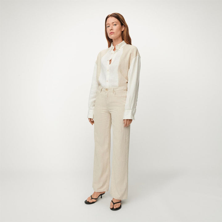 Lois beige bukse - på modell forfra