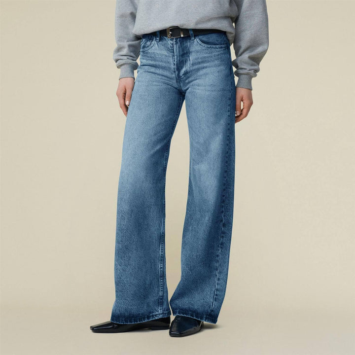 Lois blå bukse jeans - på modell 1