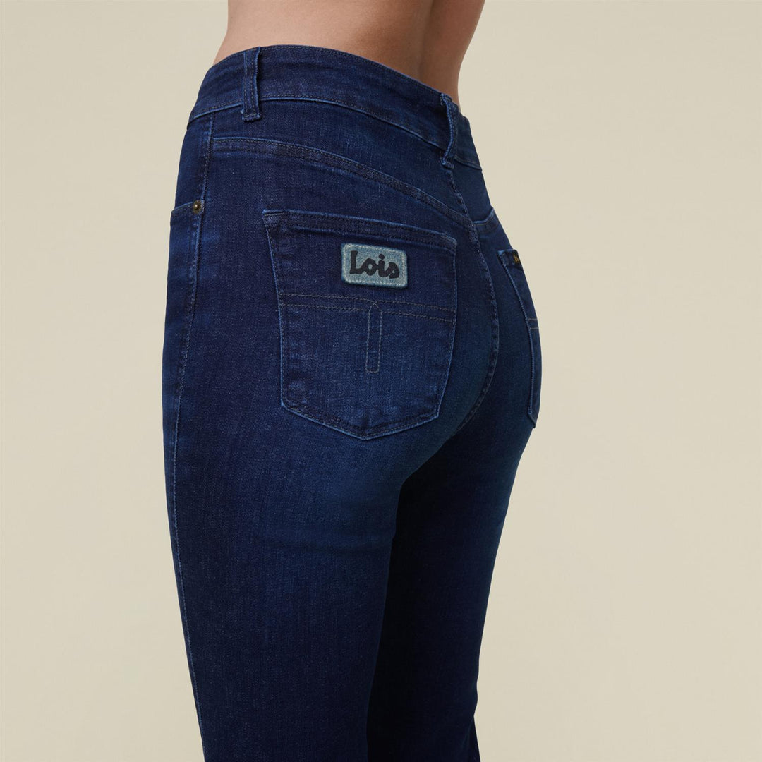 Lois mørk blå bukse jeans - på modell fra siden