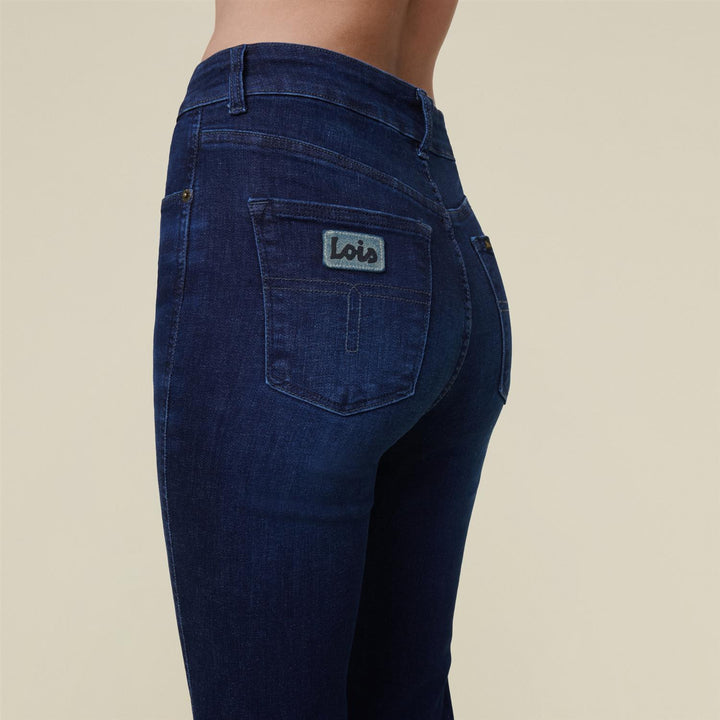 Lois mørk blå bukse jeans - på modell fra siden