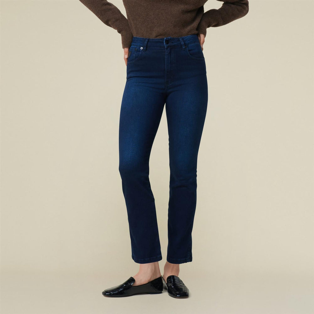 Lois mørkeblå bukse jeans - på modell 2