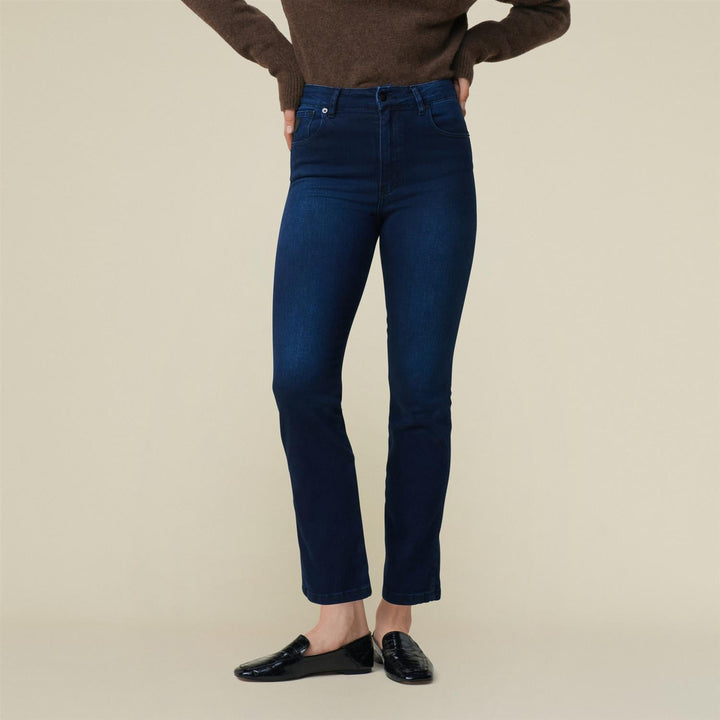 Lois mørkeblå bukse jeans - på modell 2