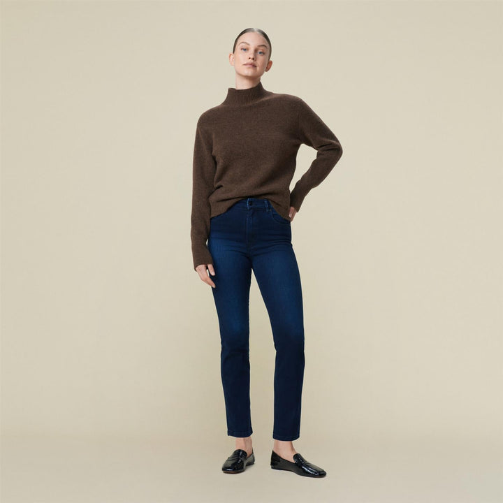 Lois mørkeblå bukse jeans - på modell 1