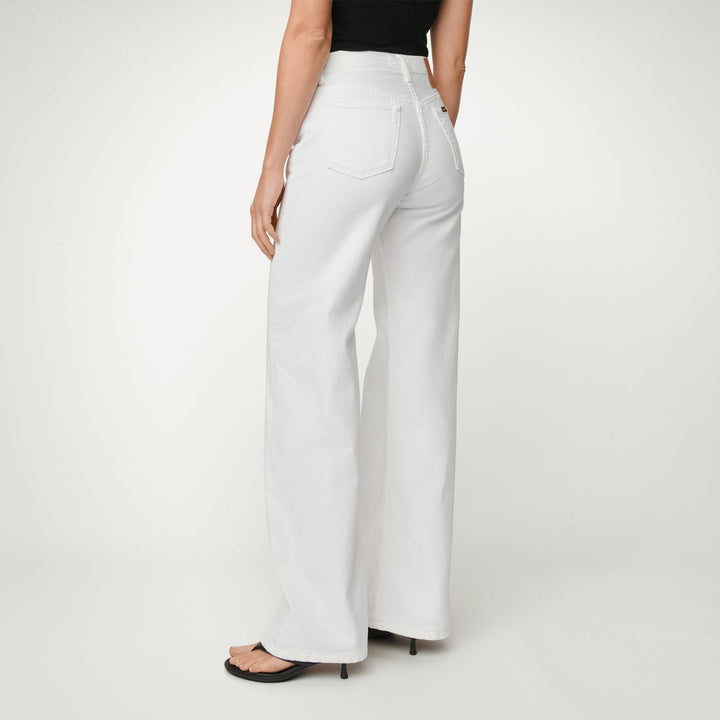 Lois hvit bukse jeans - på modell bakfra