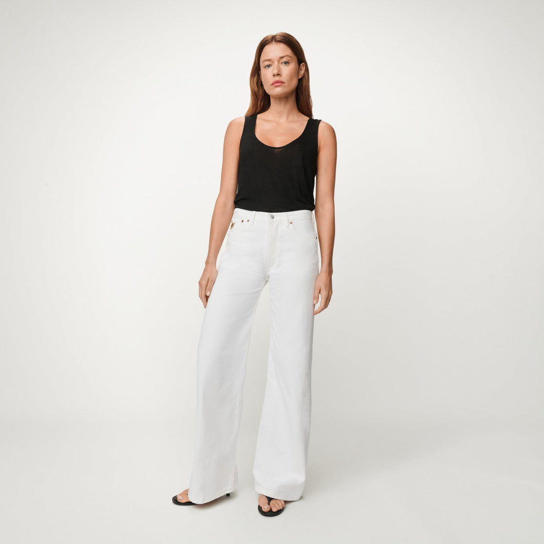 Lois hvit bukse jeans - på modell forfra
