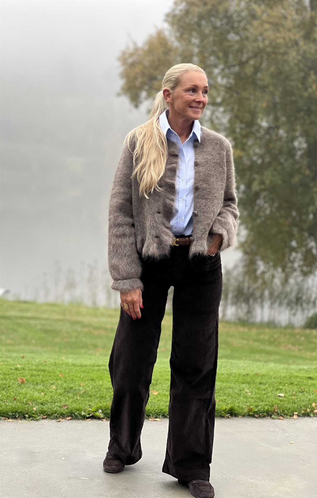 Lois sjokoladebrun bukse jeans - på modell forfra