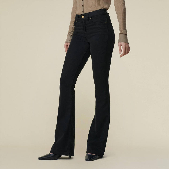 Lois svart bukse jeans - på modell 1