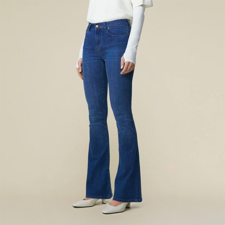 Lois blå bukse jeans - på modell 1