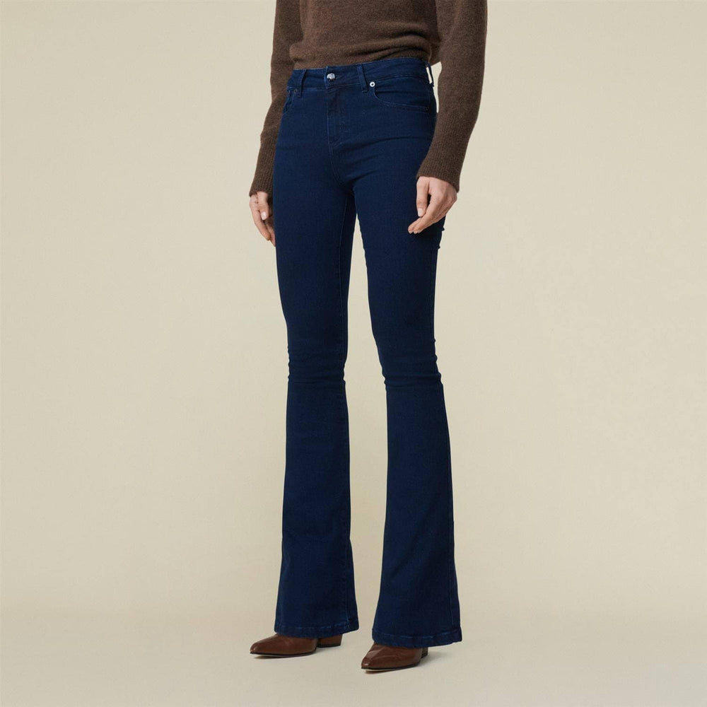 Lois mørkeblå bukse jeans - på modell 2