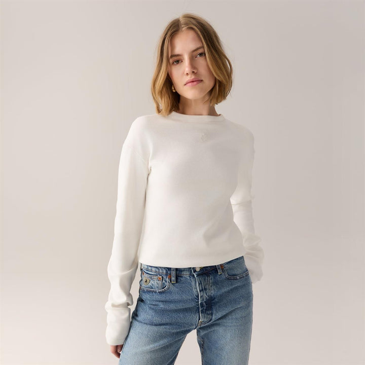 Lois offwhite overdel båthals - på modell forfra
