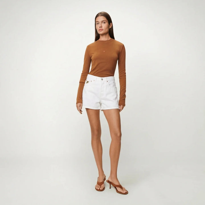 Lois hvit shorts - på modell forfra