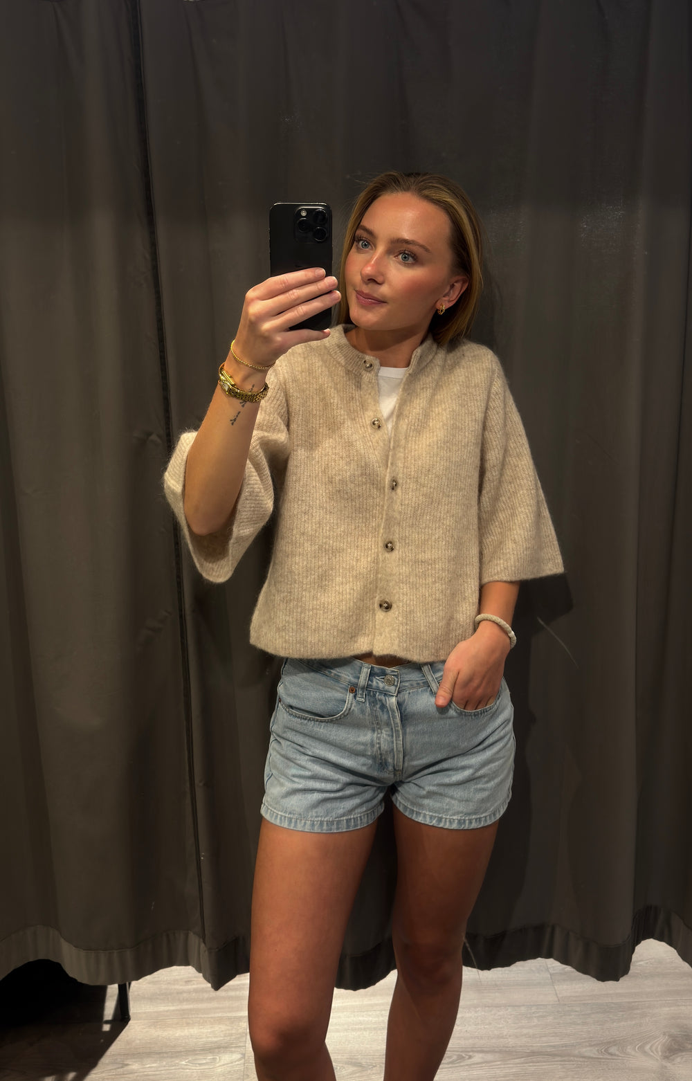 Lois lys blå shorts - på modell forfra