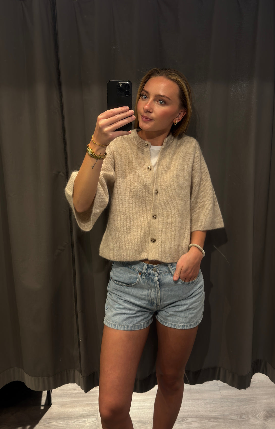 Lois lys blå shorts - på modell forfra