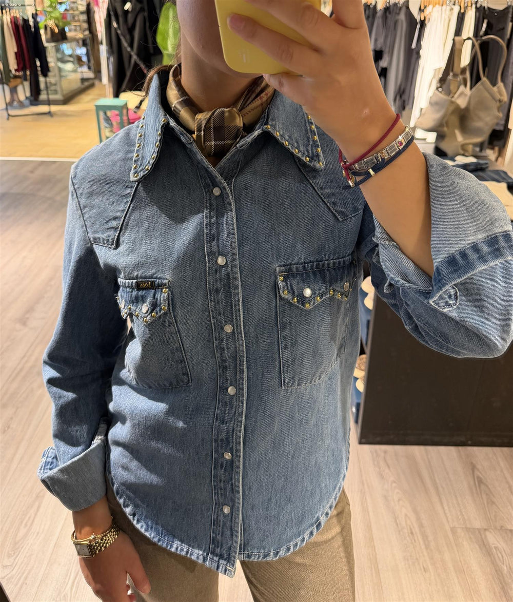 Lois mellomblå skjorte - på modell forfra